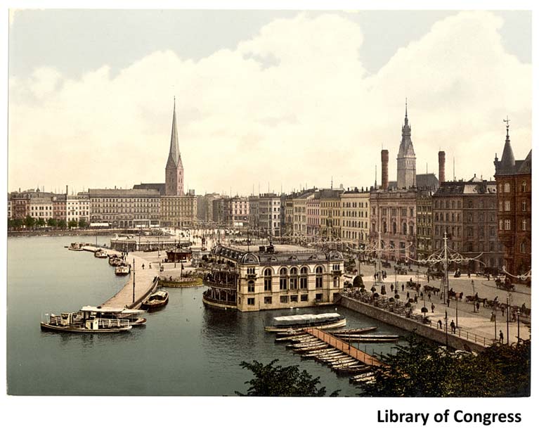 Der Jungfernstieg (um 1900) mit Pferdekutschen und der vierten Version vom Alsterpavillon (heute gepachtet vom ALEX) Der Jungfernstieg (um 1900) mit Pferdekutschen und der vierten Version vom Alsterpavillon (heute gepachtet vom ALEX)