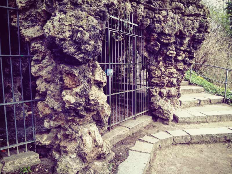Grotte hinter Gittern