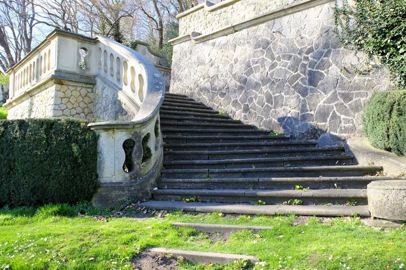 Führt hinunter zum begrünten Amphitheater: die Würzburger Treppe